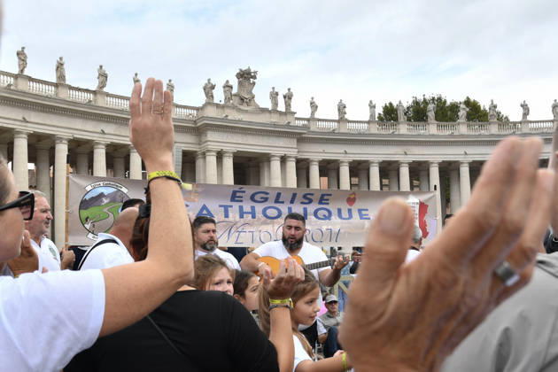 Pope Leo XIV leads Angelus prayer at Vatican VATICAN CITY, VATICAN - OCTOBER 18: Faithfuls attend the Angelus prayer lead by Pope Leo XIV from the window of the apostolic palace overlooking St. Peter s square at the Vatican on October 18, 2026. The Pope returned to the Vatican yesterday following lung surgery. Isabella Bonotto Anadolu Vatican City Vatican. Editorial use only. Please get in touch for any other usage.  Copyright: x2026xAnadoluxIsabellaxBonottox