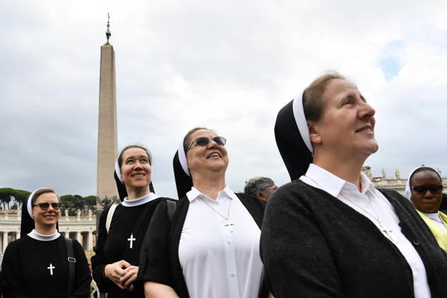 Pope Leo XIV leads Angelus prayer at Vatican VATICAN CITY, VATICAN - OCTOBER 18: Nuns attend the Angelus prayer lead by Pope Leo XIV from the window of the apostolic palace overlooking St. Peter s square at the Vatican on October 18, 2026. The Pope returned to the Vatican yesterday following lung surgery. Isabella Bonotto Anadolu Vatican City Vatican. Editorial use only. Please get in touch for any other usage.  Copyright: x2026xAnadoluxIsabellaxBonottox