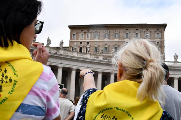 Pope Leo XIV leads Angelus prayer at Vatican VATICAN CITY, VATICAN - OCTOBER 18: Faithfuls attend the Angelus prayer lead by Pope Leo XIV from the window of the apostolic palace overlooking St. Peter s square at the Vatican on October 18, 2026. The Pope returned to the Vatican yesterday following lung surgery. Isabella Bonotto Anadolu Vatican City Vatican. Editorial use only. Please get in touch for any other usage.  Copyright: x2026xAnadoluxIsabellaxBonottox