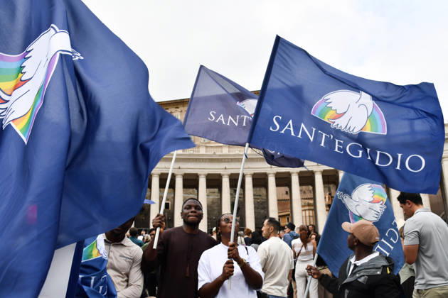 Pope Leo XIV leads Angelus prayer at Vatican VATICAN CITY, VATICAN - OCTOBER 18: Faithfuls from the Sant Egidio community attend the Angelus prayer lead by Pope Leo XIV from the window of the apostolic palace overlooking St. Peter s square at the Vatican on October 18, 2026. The Pope returned to the Vatican yesterday following lung surgery. Isabella Bonotto Anadolu Vatican City Vatican. Editorial use only. Please get in touch for any other usage.  Copyright: x2026xAnadoluxIsabellaxBonottox