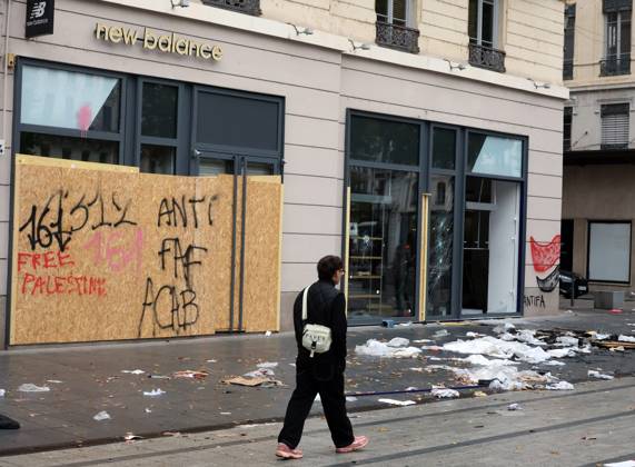 Riots and Looting: The Day After the Protest PHOTOPQR LE PROGRES Richard MOUILLAUD Lyon October 18, 2026 Riots and Looting: The Day After the Protest Riots and Looting: The Day After the Protest Numerous stores looted by rioters The day of the protest on October 17 against the high cost of living was marked by scenes of urban guerrilla warfare and looting in many cities. The Prime Minister reported 1,200 arrests and 150 police officers and gendarmes injured. Lyon, Rhône, Rhône-Alpes, France  Copyright: xPHOTOPQR LExPROGRES MAXPPPxRichardxMOUILLAUDx 20261018LPL0621 20261018LPL0621