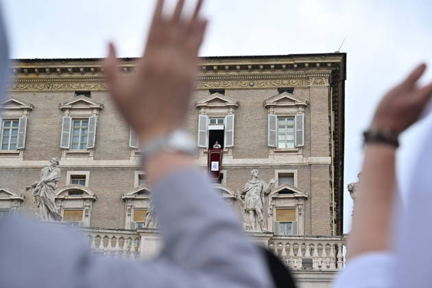 RECORD DATE NOT STATED Italy, Rome,Vatican 2026-10-18 : Pope Leo XI during giÃ Italy, Rome, Vatican City, October 18, 2026: Pope Leo XIV addresses the crowd from the window of the apostolic palace overlooking St. Peter s square during the Angelus prayer, a day after his return to The Vatican following a surgery to remove a cancerous tumour in his right lung, . Photo: Copyright Alessia Giuliani CPPn4 una il EDITORIAL USE ONLY - NO BOOKS Copyright: xAlessiaxGiuliani Catholicpressphotox