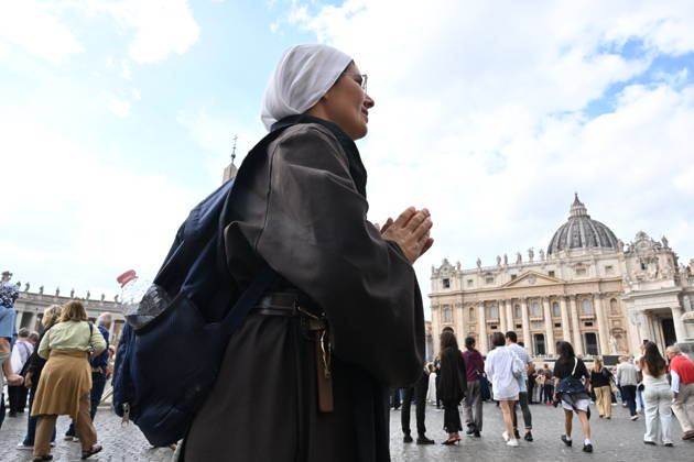 RECORD DATE NOT STATED Italy, Rome,Vatican 2026-10-18 : Pope Leo XI during giÃ Italy, Rome, Vatican City, October 18, 2026: Pope Leo XIV addresses the crowd from the window of the apostolic palace overlooking St. Peter s square during the Angelus prayer, a day after his return to The Vatican following a surgery to remove a cancerous tumour in his right lung, . Photo: Copyright Alessia Giuliani CPPn4 una il EDITORIAL USE ONLY - NO BOOKS Copyright: xAlessiaxGiuliani Catholicpressphotox