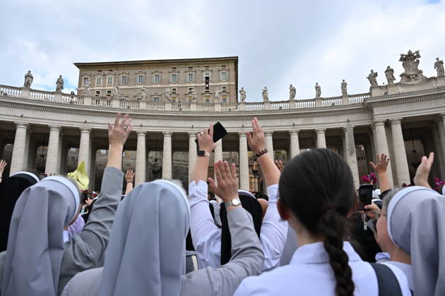 RECORD DATE NOT STATED Italy, Rome,Vatican 2026-10-18 : Pope Leo XI during giÃ Italy, Rome, Vatican City, October 18, 2026: Pope Leo XIV addresses the crowd from the window of the apostolic palace overlooking St. Peter s square during the Angelus prayer, a day after his return to The Vatican following a surgery to remove a cancerous tumour in his right lung, . Photo: Copyright Alessia Giuliani CPPn4 una il EDITORIAL USE ONLY - NO BOOKS Copyright: xAlessiaxGiuliani Catholicpressphotox