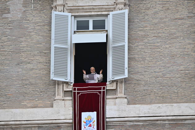 RECORD DATE NOT STATED Italy, Rome,Vatican 2026-10-18 : Pope Leo XI during giÃ Italy, Rome, Vatican City, October 18, 2026: Pope Leo XIV addresses the crowd from the window of the apostolic palace overlooking St. Peter s square during the Angelus prayer, a day after his return to The Vatican following a surgery to remove a cancerous tumour in his right lung, . Photo: Copyright Alessia Giuliani CPPn4 una il EDITORIAL USE ONLY - NO BOOKS Copyright: xAlessiaxGiuliani Catholicpressphotox