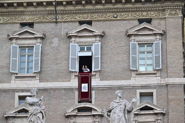 RECORD DATE NOT STATED Italy, Rome,Vatican 2026-10-18 : Pope Leo XI during giÃ Italy, Rome, Vatican City, October 18, 2026: Pope Leo XIV addresses the crowd from the window of the apostolic palace overlooking St. Peter s square during the Angelus prayer, a day after his return to The Vatican following a surgery to remove a cancerous tumour in his right lung, . Photo: Copyright Alessia Giuliani CPPn4 una il EDITORIAL USE ONLY - NO BOOKS Copyright: xAlessiaxGiuliani Catholicpressphotox