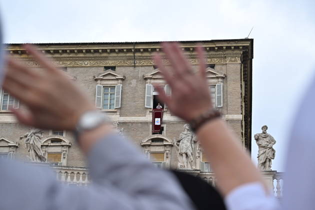 RECORD DATE NOT STATED Italy, Rome,Vatican 2026-10-18 : Pope Leo XI during giÃ Italy, Rome, Vatican City, October 18, 2026: Pope Leo XIV addresses the crowd from the window of the apostolic palace overlooking St. Peter s square during the Angelus prayer, a day after his return to The Vatican following a surgery to remove a cancerous tumour in his right lung, . Photo: Copyright Alessia Giuliani CPPn4 una il EDITORIAL USE ONLY - NO BOOKS Copyright: xAlessiaxGiuliani Catholicpressphotox