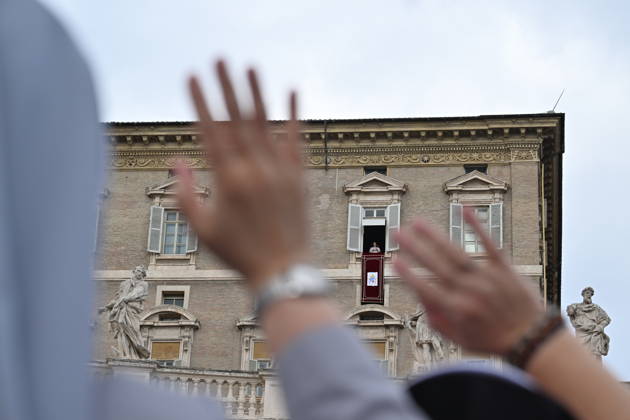 RECORD DATE NOT STATED Italy, Rome,Vatican 2026-10-18 : Pope Leo XI during giÃ Italy, Rome, Vatican City, October 18, 2026: Pope Leo XIV addresses the crowd from the window of the apostolic palace overlooking St. Peter s square during the Angelus prayer, a day after his return to The Vatican following a surgery to remove a cancerous tumour in his right lung, . Photo: Copyright Alessia Giuliani CPPn4 una il EDITORIAL USE ONLY - NO BOOKS Copyright: xAlessiaxGiuliani Catholicpressphotox
