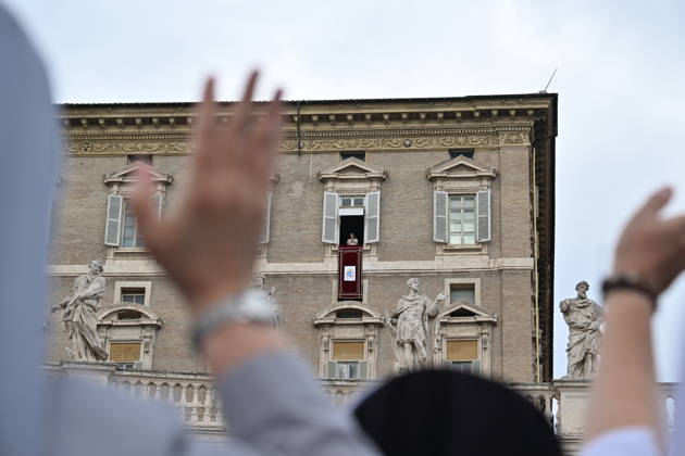 RECORD DATE NOT STATED Italy, Rome,Vatican 2026-10-18 : Pope Leo XI during giÃ Italy, Rome, Vatican City, October 18, 2026: Pope Leo XIV addresses the crowd from the window of the apostolic palace overlooking St. Peter s square during the Angelus prayer, a day after his return to The Vatican following a surgery to remove a cancerous tumour in his right lung, . Photo: Copyright Alessia Giuliani CPPn4 una il EDITORIAL USE ONLY - NO BOOKS Copyright: xAlessiaxGiuliani Catholicpressphotox