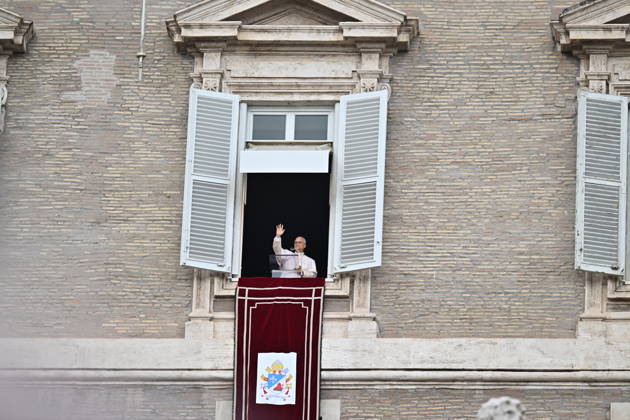 RECORD DATE NOT STATED Italy, Rome,Vatican 2026-10-18 : Pope Leo XI during giÃ Italy, Rome, Vatican City, October 18, 2026: Pope Leo XIV addresses the crowd from the window of the apostolic palace overlooking St. Peter s square during the Angelus prayer, a day after his return to The Vatican following a surgery to remove a cancerous tumour in his right lung, . Photo: Copyright Alessia Giuliani CPPn4 una il EDITORIAL USE ONLY - NO BOOKS Copyright: xAlessiaxGiuliani Catholicpressphotox