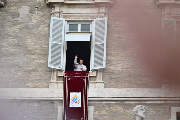 RECORD DATE NOT STATED Italy, Rome,Vatican 2026-10-18 : Pope Leo XI during giÃ Italy, Rome, Vatican City, October 18, 2026: Pope Leo XIV addresses the crowd from the window of the apostolic palace overlooking St. Peter s square during the Angelus prayer, a day after his return to The Vatican following a surgery to remove a cancerous tumour in his right lung, . Photo: Copyright Alessia Giuliani CPPn4 una il EDITORIAL USE ONLY - NO BOOKS Copyright: xAlessiaxGiuliani Catholicpressphotox