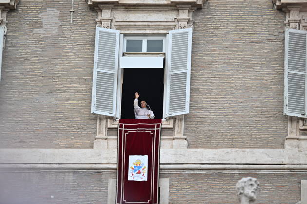 RECORD DATE NOT STATED Italy, Rome,Vatican 2026-10-18 : Pope Leo XI during giÃ Italy, Rome, Vatican City, October 18, 2026: Pope Leo XIV addresses the crowd from the window of the apostolic palace overlooking St. Peter s square during the Angelus prayer, a day after his return to The Vatican following a surgery to remove a cancerous tumour in his right lung, . Photo: Copyright Alessia Giuliani CPPn4 una il EDITORIAL USE ONLY - NO BOOKS Copyright: xAlessiaxGiuliani Catholicpressphotox