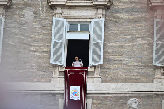RECORD DATE NOT STATED Italy, Rome,Vatican 2026-10-18 : Pope Leo XI during giÃ Italy, Rome, Vatican City, October 18, 2026: Pope Leo XIV addresses the crowd from the window of the apostolic palace overlooking St. Peter s square during the Angelus prayer, a day after his return to The Vatican following a surgery to remove a cancerous tumour in his right lung, . Photo: Copyright Alessia Giuliani CPPn4 una il EDITORIAL USE ONLY - NO BOOKS Copyright: xAlessiaxGiuliani Catholicpressphotox