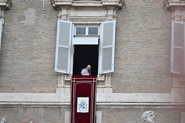 RECORD DATE NOT STATED Italy, Rome,Vatican 2026-10-18 : Pope Leo XI during giÃ Italy, Rome, Vatican City, October 18, 2026: Pope Leo XIV addresses the crowd from the window of the apostolic palace overlooking St. Peter s square during the Angelus prayer, a day after his return to The Vatican following a surgery to remove a cancerous tumour in his right lung, . Photo: Copyright Alessia Giuliani CPPn4 una il EDITORIAL USE ONLY - NO BOOKS Copyright: xAlessiaxGiuliani Catholicpressphotox