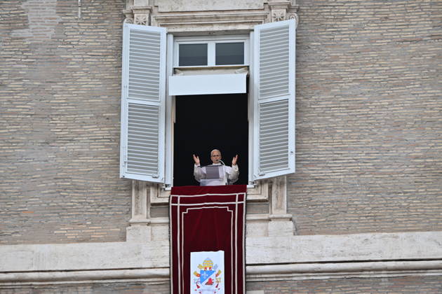 RECORD DATE NOT STATED Italy, Rome,Vatican 2026-10-18 : Pope Leo XI during giÃ Italy, Rome, Vatican City, October 18, 2026: Pope Leo XIV addresses the crowd from the window of the apostolic palace overlooking St. Peter s square during the Angelus prayer, a day after his return to The Vatican following a surgery to remove a cancerous tumour in his right lung, . Photo: Copyright Alessia Giuliani CPPn4 una il EDITORIAL USE ONLY - NO BOOKS Copyright: xAlessiaxGiuliani Catholicpressphotox