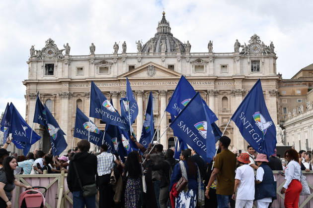 Pope Leo XIV leads Angelus prayer at Vatican VATICAN: VATICAN CITY - OCTOBER 18: People gather as Pope Leo XIV addresses the crowd from the window of the apostolic palace overlooking St.Peter s square during his Sunday Angelus prayer at the Vatican on October 18, 2026. Isabella Bonotto Anadolu Vatican City Vatican. Editorial use only. Please get in touch for any other usage.  Copyright: x2026xAnadoluxIsabellaxBonottox