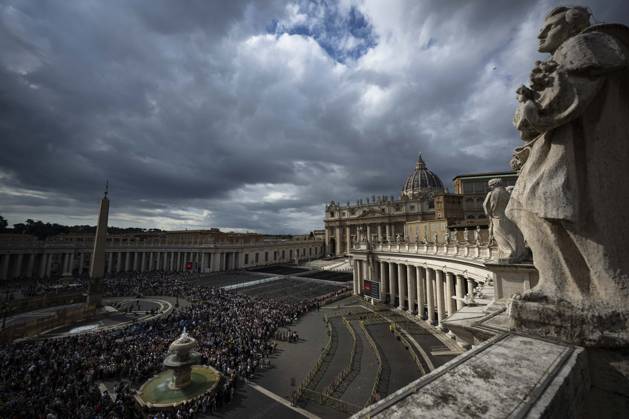 ITALY - POPE - VATICAN-2026 10 18 Italy, Rome, Vatican, October 18, 2026 Pope Leo XIV waves from the window of the apostolic palace overlooking St. Peter s square during the Angelus prayer a day after his return to The Vatican following a surgery to remove a cancerous tumour in his right lung Photo by VATICAN MEDIA Catholic Press Photo EDITORIAL USE ONLY - NO BOOKS Copyright: xVATICANxMEDIAx xCatholicxPressxPhotox