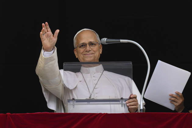 ITALY - POPE - VATICAN-2026 10 18 Italy, Rome, Vatican, October 18, 2026 Pope Leo XIV waves from the window of the apostolic palace overlooking St. Peter s square during the Angelus prayer a day after his return to The Vatican following a surgery to remove a cancerous tumour in his right lung Photo by VATICAN MEDIA Catholic Press Photo EDITORIAL USE ONLY - NO BOOKS Copyright: xVATICANxMEDIAx xCatholicxPressxPhotox
