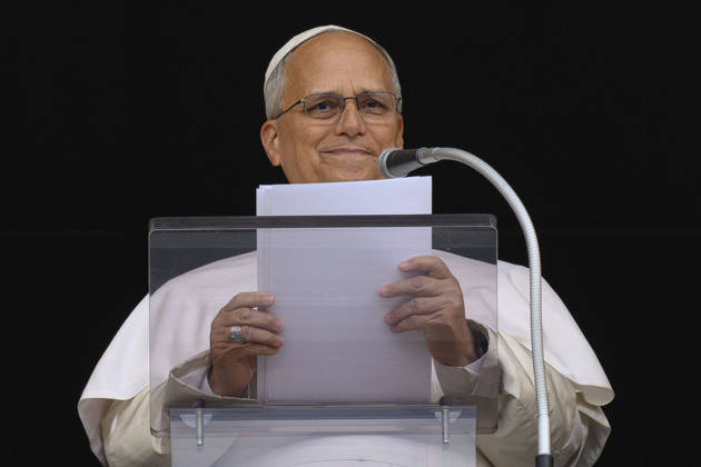 ITALY - POPE - VATICAN-2026 10 18 Italy, Rome, Vatican, October 18, 2026 Pope Leo XIV waves from the window of the apostolic palace overlooking St. Peter s square during the Angelus prayer a day after his return to The Vatican following a surgery to remove a cancerous tumour in his right lung Photo by VATICAN MEDIA Catholic Press Photo EDITORIAL USE ONLY - NO BOOKS Copyright: xVATICANxMEDIAx xCatholicxPressxPhotox
