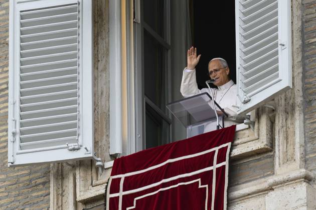 ITALY - POPE - VATICAN-2026 10 18 Italy, Rome, Vatican, October 18, 2026 Pope Leo XIV waves from the window of the apostolic palace overlooking St. Peter s square during the Angelus prayer a day after his return to The Vatican following a surgery to remove a cancerous tumour in his right lung Photo by VATICAN MEDIA Catholic Press Photo EDITORIAL USE ONLY - NO BOOKS Copyright: xVATICANxMEDIAx xCatholicxPressxPhotox