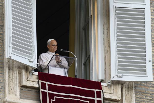 ITALY - POPE - VATICAN-2026 10 18 Italy, Rome, Vatican, October 18, 2026 Pope Leo XIV waves from the window of the apostolic palace overlooking St. Peter s square during the Angelus prayer a day after his return to The Vatican following a surgery to remove a cancerous tumour in his right lung Photo by VATICAN MEDIA Catholic Press Photo EDITORIAL USE ONLY - NO BOOKS Copyright: xVATICANxMEDIAx xCatholicxPressxPhotox