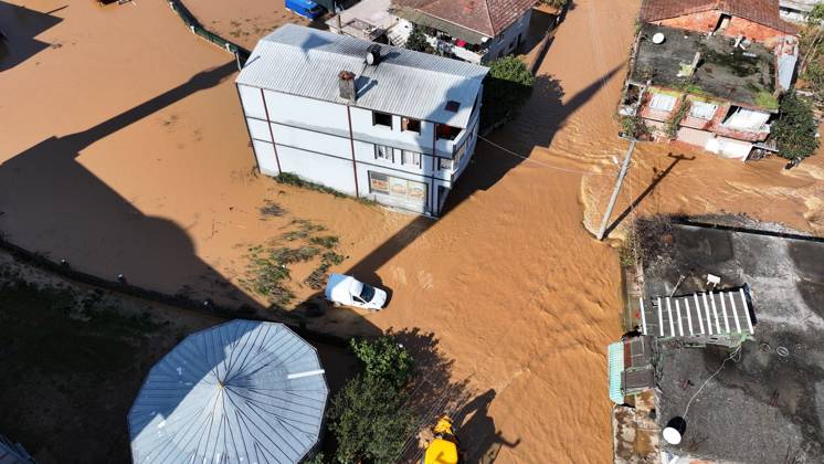 Overflowing stream floods neighborhood in northwestern Turkiye SAKARYA, TURKIYE - OCTOBER 18: An aerial view of flooded houses and streets in the Daricayiri neighborhood of Karasu district in Sakarya, northwestern Turkiye, on October 18, 2026. Heavy rainfall throughout the night causes a stream to overflow, inundating parts of the neighborhood. Ibrahim Yozoglu Anadolu Sakarya Turkey. Editorial use only. Please get in touch for any other usage.  Copyright: x2026xAnadoluxIbrahimxYozoglux