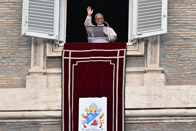 ITALY - POPE - VATICAN-2026 10 18 Italy, Rome, Vatican, October 18, 2026 Pope Leo XIV waves from the window of the apostolic palace overlooking St. Peter s square during the Angelus prayer a day after his return to The Vatican following a surgery to remove a cancerous tumour in his right lung Photo by ALESSIA GIULIANI Catholic Press Photo EDITORIAL USE ONLY - NO BOOKS Copyright: xALESSIAxGIULIANIxx xCatholicxPressxPhotox