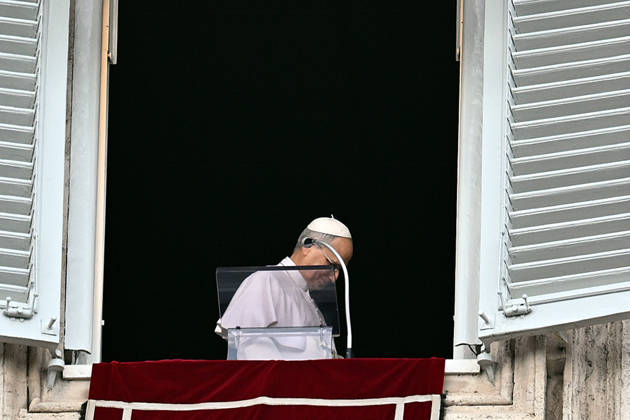 ITALY - POPE - VATICAN-2026 10 18 Italy, Rome, Vatican, October 18, 2026 Pope Leo XIV waves from the window of the apostolic palace overlooking St. Peter s square during the Angelus prayer a day after his return to The Vatican following a surgery to remove a cancerous tumour in his right lung Photo by ALESSIA GIULIANI Catholic Press Photo EDITORIAL USE ONLY - NO BOOKS Copyright: xALESSIAxGIULIANIxx xCatholicxPressxPhotox
