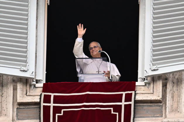 ITALY - POPE - VATICAN-2026 10 18 Italy, Rome, Vatican, October 18, 2026 Pope Leo XIV waves from the window of the apostolic palace overlooking St. Peter s square during the Angelus prayer a day after his return to The Vatican following a surgery to remove a cancerous tumour in his right lung Photo by ALESSIA GIULIANI Catholic Press Photo EDITORIAL USE ONLY - NO BOOKS Copyright: xALESSIAxGIULIANIxx xCatholicxPressxPhotox
