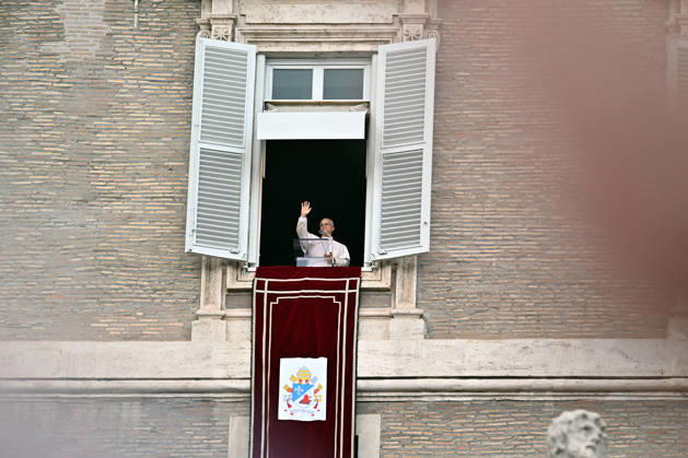 ITALY - POPE - VATICAN-2026 10 18 Italy, Rome, Vatican, October 18, 2026 Pope Leo XIV waves from the window of the apostolic palace overlooking St. Peter s square during the Angelus prayer a day after his return to The Vatican following a surgery to remove a cancerous tumour in his right lung Photo by ALESSIA GIULIANI Catholic Press Photo EDITORIAL USE ONLY - NO BOOKS Copyright: xALESSIAxGIULIANIxx xCatholicxPressxPhotox