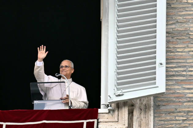 ITALY - POPE - VATICAN-2026 10 18 Italy, Rome, Vatican, October 18, 2026 Pope Leo XIV waves from the window of the apostolic palace overlooking St. Peter s square during the Angelus prayer a day after his return to The Vatican following a surgery to remove a cancerous tumour in his right lung Photo by ALESSIA GIULIANI Catholic Press Photo EDITORIAL USE ONLY - NO BOOKS Copyright: xALESSIAxGIULIANIxx xCatholicxPressxPhotox