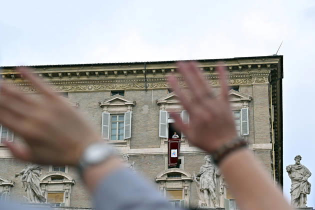 ITALY - POPE - VATICAN-2026 10 18 Italy, Rome, Vatican, October 18, 2026 Pope Leo XIV waves from the window of the apostolic palace overlooking St. Peter s square during the Angelus prayer a day after his return to The Vatican following a surgery to remove a cancerous tumour in his right lung Photo by ALESSIA GIULIANI Catholic Press Photo EDITORIAL USE ONLY - NO BOOKS Copyright: xALESSIAxGIULIANIxx xCatholicxPressxPhotox