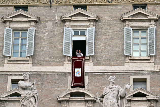 ITALY - POPE - VATICAN-2026 10 18 Italy, Rome, Vatican, October 18, 2026 Pope Leo XIV waves from the window of the apostolic palace overlooking St. Peter s square during the Angelus prayer a day after his return to The Vatican following a surgery to remove a cancerous tumour in his right lung Photo by ALESSIA GIULIANI Catholic Press Photo EDITORIAL USE ONLY - NO BOOKS Copyright: xALESSIAxGIULIANIxx xCatholicxPressxPhotox