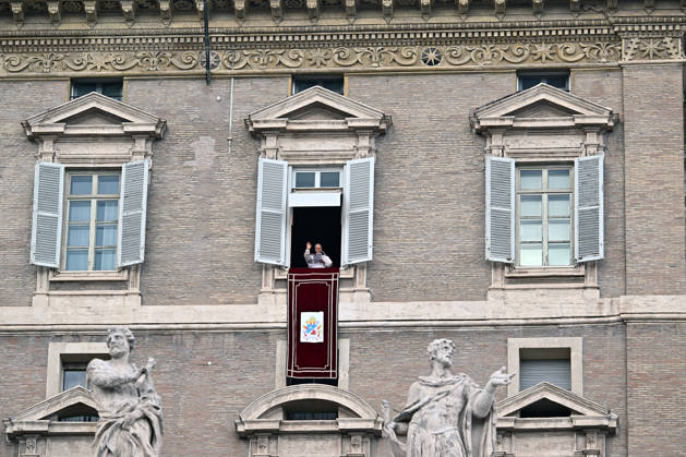 ITALY - POPE - VATICAN-2026 10 18 Italy, Rome, Vatican, October 18, 2026 Pope Leo XIV waves from the window of the apostolic palace overlooking St. Peter s square during the Angelus prayer a day after his return to The Vatican following a surgery to remove a cancerous tumour in his right lung Photo by ALESSIA GIULIANI Catholic Press Photo EDITORIAL USE ONLY - NO BOOKS Copyright: xALESSIAxGIULIANIxx xCatholicxPressxPhotox