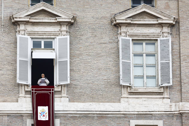 October 18, 2026, Vatican City, ITALIA ROMA: Pope Leo XIV during the Angelus prayer, traditional Sunday s prayer, from the window of his office overlooking Saint Peter s Square, the day after his discharge from the Agostino Gemelli University Hospital, where he had been admitted for surgery, Vatican City, 18 October 2026. ANSA ANGELO CARCONI. Vatican City ITALIA ROMA  - ZUMAa110 20261018_zaf_a110_010 Copyright: xAngeloxCarconix