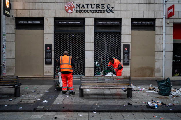 Damage following the protest against the high cost of living in Lyon on October 18, 2026 Nicolas Liponne MAXPPP Lyon 10 18 2026 Cleanup crews are cleaning the streets in the aftermath of the riots that broke out during the October 17 protest against the high cost of living in Lyon, October 18, 2026 Cleanup crews are cleaning the streets in the aftermath of the riots that broke out during the October 17 protest against the high cost of living in Lyon on October 18, 2026 Lyon Auvergne-Rhône-Alpes France  Copyright: xMAXPPPxNicolasxLiponnex NLP202610180859 NLP202610180859