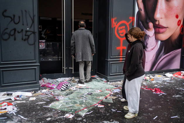 Vandalism following the protest against the high cost of living in Lyon on October 18, 2026 Nicolas Liponne MAXPPP Lyon 10 18 2026 People standing in front of the damaged Sephora store, which had been looted and vandalized, in the aftermath of the riots that broke out during the October 17 protest against the high cost of living in Lyon, October 18, 2026 People standing in front of the damaged Sephora store, which had been looted and vandalized, in the aftermath of the riots that broke out during the October 17 protest against the high cost of living in Lyon, on October 18, 2026 Lyon Auvergne-Rhône-Alpes France  Copyright: xMAXPPPxNicolasxLiponnex NLP202610180860 NLP202610180860
