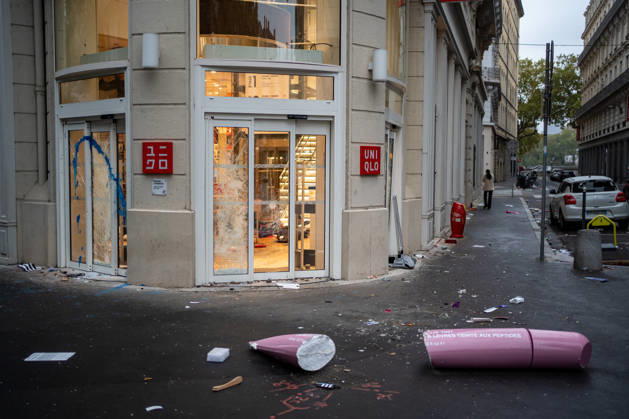 Vandalism following the protest against the high cost of living in Lyon on October 18, 2026 Nicolas Liponne MAXPPP Lyon 10 18 2026 Vandalism at the Uniqlo store, which was looted and vandalized, in the aftermath of the riots that occurred during the October 17 protest against the high cost of living in Lyon, October 18, 2026 Damage to the Uniqlo store, which was looted and vandalized, in the aftermath of the riots that broke out during the October 17 protest against the high cost of living in Lyon, on October 18, 2026 Lyon Auvergne-Rhône-Alpes France  Copyright: xMAXPPPxNicolasxLiponnex NLP202610180865 NLP202610180865