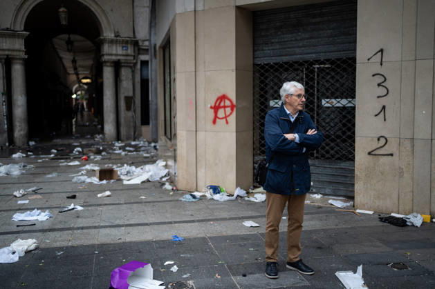 Vandalism following the protest against the high cost of living in Lyon on October 18, 2026 Nicolas Liponne MAXPPP Lyon 10 18 2026 A person stands amid the remains of a looted store, the day after the riots that broke out during the October 17 protest against the high cost of living in Lyon, on October 18, 2026 A person stands amid the remains of a looted store in the aftermath of the riots that broke out during the October 17 protest against the high cost of living in Lyon, on October 18, 2026 Lyon Auvergne-Rhône-Alpes France  Copyright: xMAXPPPxNicolasxLiponnex NLP202610180878 NLP202610180878