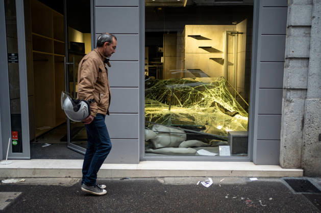Vandalism following the protest against the high cost of living in Lyon on October 18, 2026 Nicolas Liponne MAXPPP Lyon 10 18 2026 A person walks past the damage to a store, looted and vandalized, the day after the riots that broke out during the October 17 protest against the high cost of living in Lyon, October 18, 2026 A person walks past the damage to a store—which had been looted and vandalized—the day after the riots that broke out during the October 17 protest against the high cost of living in Lyon, on October 18, 2026 Lyon Auvergne-Rhône-Alpes France  Copyright: xMAXPPPxNicolasxLiponnex NLP202610180879 NLP202610180879