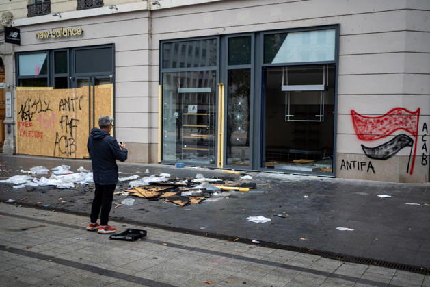 Vandalism following the protest against the high cost of living in Lyon on October 18, 2026 Nicolas Liponne MAXPPP Lyon 10 18 2026 A person takes a photo of the damage to the New Balance store, which was looted and vandalized, the day after the riots that broke out during the October 17 protest against the high cost of living in Lyon, October 18, 2026 A person takes a photo of the damage to the New Balance store, which was looted and vandalized, the day after the riots that broke out during the October 17 protest against the high cost of living in Lyon, on October 18, 2026 Lyon Auvergne-Rhône-Alpes France  Copyright: xMAXPPPxNicolasxLiponnex NLP202610180880 NLP202610180880