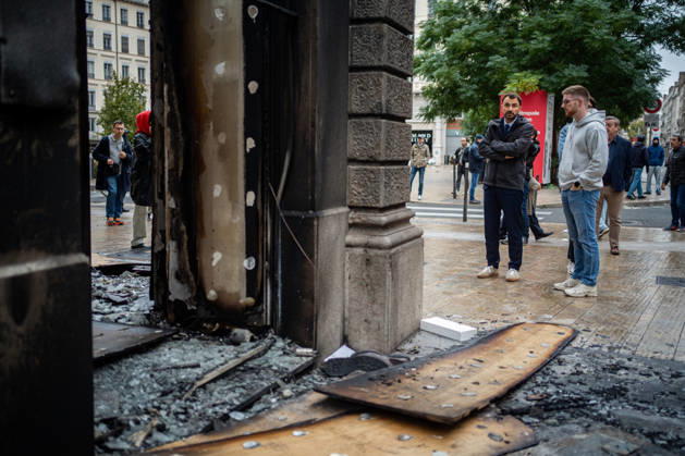 Vandalism following the protest against the high cost of living in Lyon on October 18, 2026 Nicolas Liponne MAXPPP Lyon 10 18 2026 Lyon Mayor Grégory Doucet surveys the damage caused by the fire at the Hugo Boss store, the day after riots broke out during the October 17 protest against the high cost of living in Lyon, on October 18, 2026. Lyon Mayor Grégory Doucet surveys the damage caused by the fire at the Hugo Boss store on October 18, 2026, the day after riots broke out during the October 17 protest against the high cost of living in Lyon, Lyon, Auvergne-Rhône-Alpes, France Copyright: xMAXPPPxNicolasxLiponnex NLP202610180885 NLP202610180885