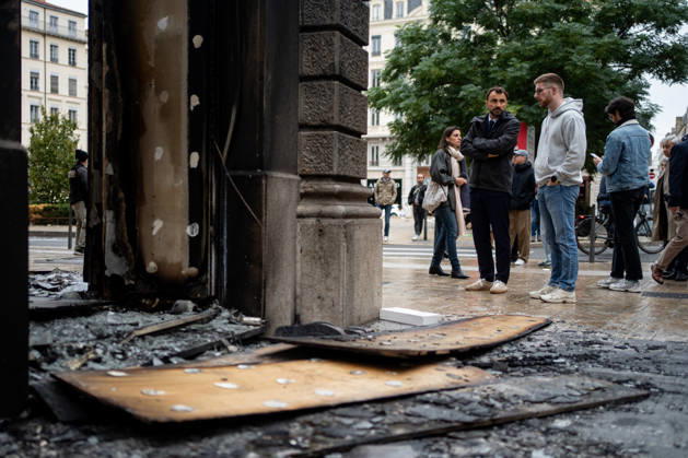 Vandalism following the protest against the high cost of living in Lyon on October 18, 2026 Nicolas Liponne MAXPPP Lyon 10 18 2026 Lyon Mayor Grégory Doucet surveys the damage caused by the fire at the Hugo Boss store, the day after riots broke out during the October 17 protest against the high cost of living in Lyon, on October 18, 2026. Lyon Mayor Grégory Doucet surveys the damage caused by the fire at the Hugo Boss store on October 18, 2026, the day after riots broke out during the October 17 protest against the high cost of living in Lyon, Lyon, Auvergne-Rhône-Alpes, France  Copyright: xMAXPPPxNicolasxLiponnex NLP202610180886 NLP202610180886