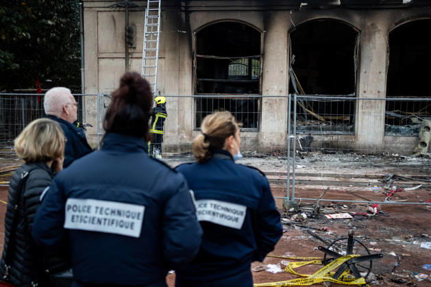 Vandalism following the protest against the high cost of living in Lyon on October 18, 2026 Nicolas Liponne MAXPPP Lyon 10 18 2026 Forensic investigators document the scene following the fire at the tourist office, the day after the riots that occurred during the October 17 protest against the high cost of living in Lyon, October 18, 2026 Forensic investigators are examining the scene following a fire at the tourist office, the day after the riots that broke out during the October 17 protest against the high cost of living in Lyon, on October 18, 2026 Lyon Auvergne-Rhône-Alpes France  Copyright: xMAXPPPxNicolasxLiponnex NLP202610180896 NLP202610180896