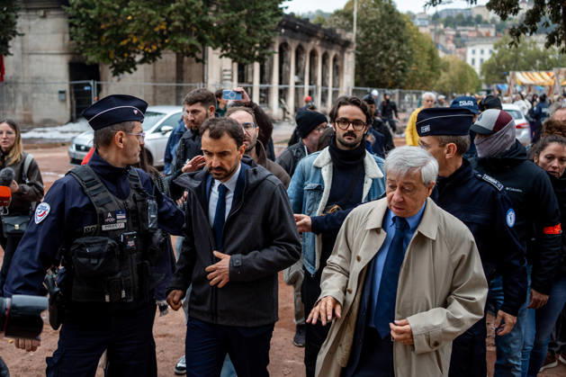 Vandalism following the protest against the high cost of living in Lyon on October 18, 2026 Nicolas Liponne MAXPPP Lyon 10 18 2026 Grégory Doucet, mayor of Lyon, Etienne Guyot, prefect of the Rhône department, in front of the burned-out tourist office, the day after the riots that broke out during the October 17 protest against the high cost of living in Lyon, on October 18, 2026 Grégory Doucet, mayor of Lyon, and Etienne Guyot, prefect of the Rhône department, stand in front of the burned-out tourist office the day after the riots that broke out during the October 17 protest against the high cost of living in Lyon, on October 18, 2026 Lyon Auvergne-Rhône-Alpes France Copyright: xMAXPPPxNicolasxLiponnex NLP202610180899 NLP202610180899