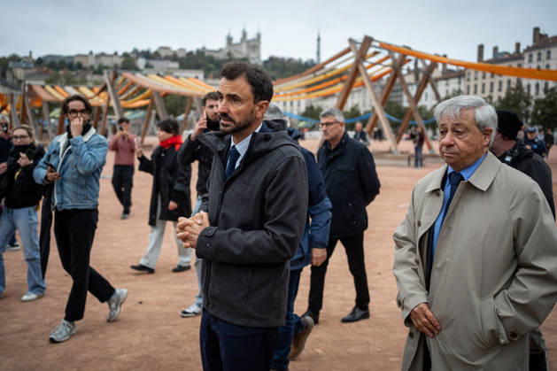 Vandalism following the protest against the high cost of living in Lyon on October 18, 2026 Nicolas Liponne MAXPPP Lyon 10 18 2026 Grégory Doucet, mayor of Lyon, Etienne Guyot, prefect of the Rhône department, arrive in front of the burned-out tourist office on October 18, 2026, the day after the riots that broke out during the protest against the high cost of living on October 17 in Lyon. Grégory Doucet, mayor of Lyon, and Etienne Guyot, prefect of the Rhône department, arrive in front of the burned-out tourist office on October 18, 2026, the day after the riots that broke out during the October 17 protest against the high cost of living in Lyon. Lyon, Auvergne-Rhône-Alpes, France Copyright: xMAXPPPxNicolasxLiponnex NLP202610180900 NLP202610180900
