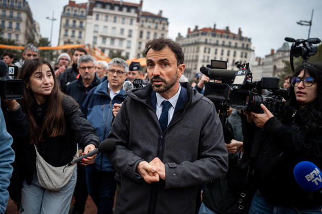 Vandalism following the protest against the high cost of living in Lyon on October 18, 2026 Nicolas Liponne MAXPPP Lyon 10 18 2026 Grégory Doucet, mayor of Lyon, during a press briefing in front of the burned-out tourist office, the day after the riots that broke out during the October 17 protest against the high cost of living in Lyon, on October 18, 2026. Grégory Doucet, mayor of Lyon, during a press briefing in front of the burned-down tourist office, the day after the riots that broke out during the October 17 protest against the high cost of living in Lyon, on October 18, 2026 Lyon Auvergne-Rhône-Alpes France Copyright: xMAXPPPxNicolasxLiponnex NLP202610180903 NLP202610180903