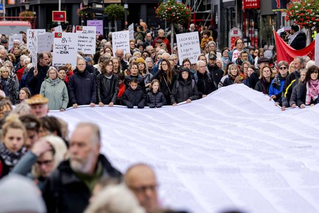 News Bilder des Tages UTRECHT - Participants during a so-called funeral procession to draw attention to the deadly violence against children in Gaza. ROBIN VAN LONKHUIJSEN ANP netherlands out - belgium out  Copyright: xx x572831974x originalFilename: 572831974.jpg