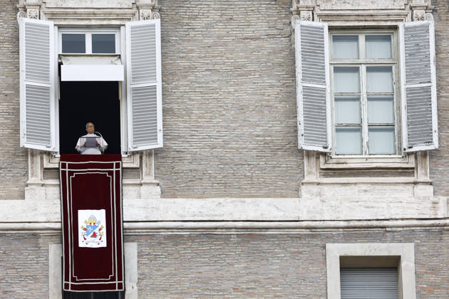 October 18, 2026, Vatican City, ITALIA ROMA: Pope Leo XIV during the Angelus prayer, traditional Sunday s prayer, from the window of his office overlooking Saint Peter s Square, the day after his discharge from the Agostino Gemelli University Hospital, where he had been admitted for surgery, Vatican City, 18 October 2026. ANSA ANGELO CARCONI. Vatican City ITALIA ROMA  - ZUMAa110 20261018_zaf_a110_012 Copyright: xAngeloxCarconix