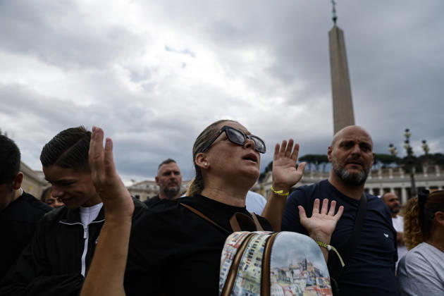 October 18, 2026, Vatican City, ITALIA ROMA: Faithful attend the Angelus prayer led by Pope Leo XIV from the window of his office overlooking Saint Peter s Square, the day after his discharge from the Agostino Gemelli University Hospital, where he had been admitted for surgery, Vatican City, 18 October 2026. ANSA ANGELO CARCONI. Vatican City ITALIA ROMA  - ZUMAa110 20261018_zaf_a110_013 Copyright: xAngeloxCarconix